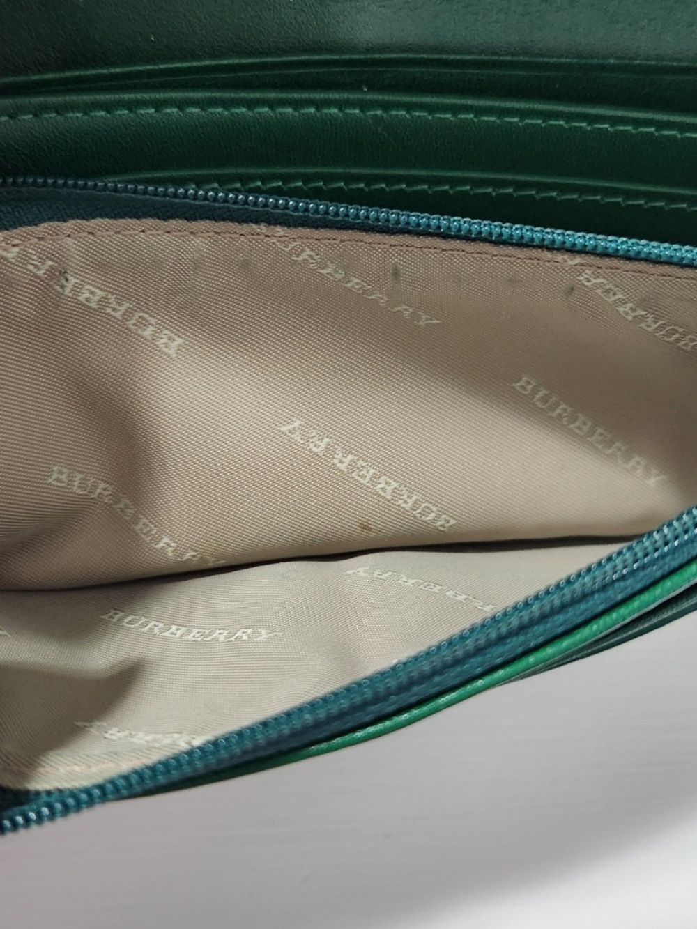 100% Authentic Burberry Nova Check Large Wallet with Green Patent leather. - Picture 7 of 7